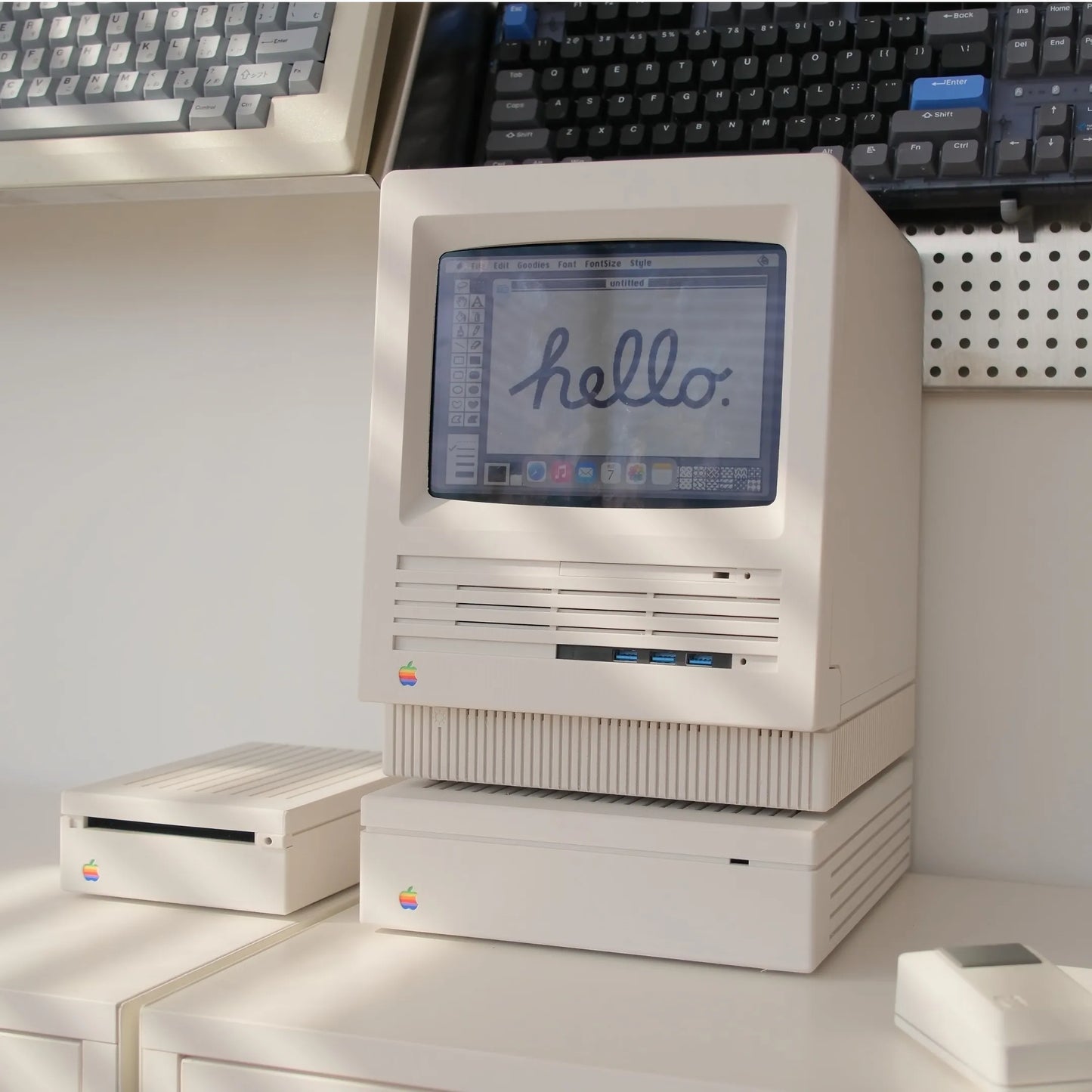 Retro Macintosh 8.3” Hub: Macintosh-Style Dock & Display for Mac Mini M4 & iPad Mini