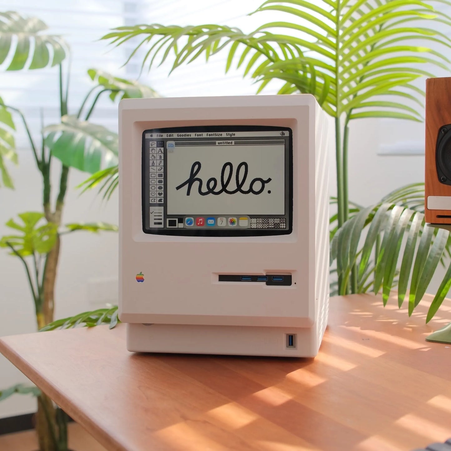 Retro Macintosh 8.3” Hub: Macintosh-Style Dock & Display for Mac Mini M4 & iPad Mini