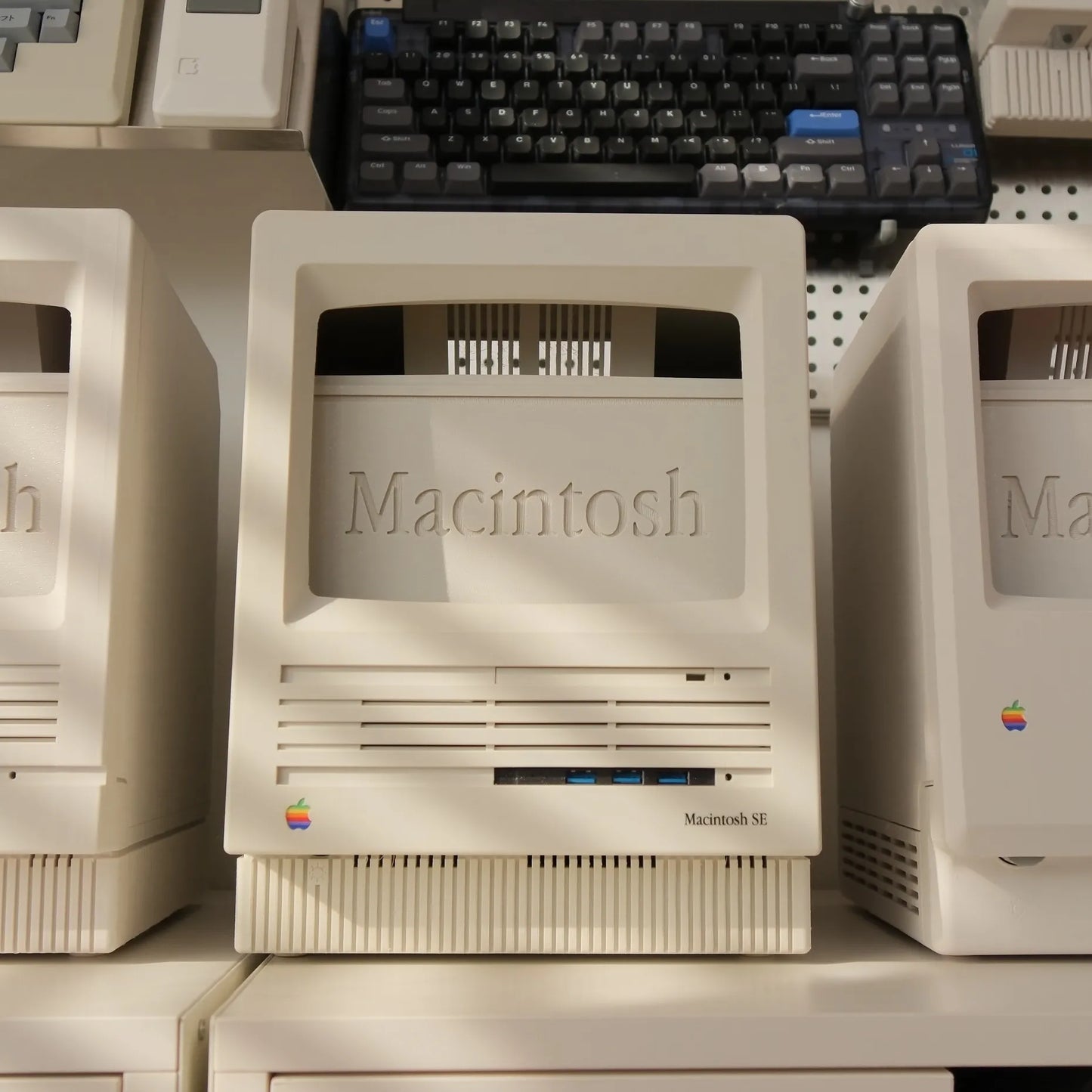 Retro Macintosh 8.3” Hub: Macintosh-Style Dock & Display for Mac Mini M4 & iPad Mini